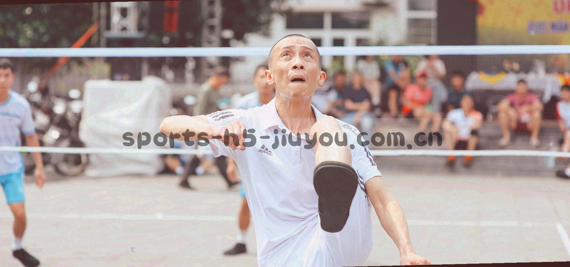 俯视球场一角与看台灯光，冷调单色处理
