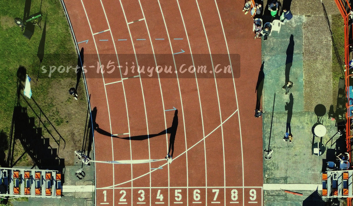 球场边线与记分牌的抽象特写，画面中没有可读文字