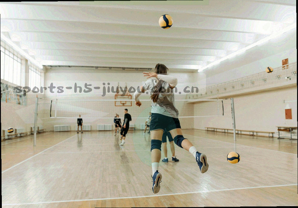 看台上观众挥动的抽象剪影，画面中没有人脸可辨